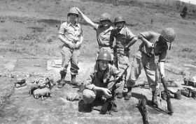 Schietbaan Sentani Dolf Aalten, Levrevre, Jerry Vogelzang, Aad Mulder Knielend Gerrit Kooi-1,c@rol,map,170310.jpg