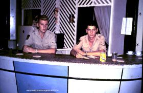 Sietse & Fer achter de bar in Hollandia nov. 1961.JPG