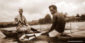 Zondags prauwtje varen,Manokwari 1961.jpg