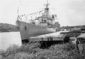 Hr.Ms. Limburg aan de steiget ,te Hollandia 1962,carol,map,170310.jpg