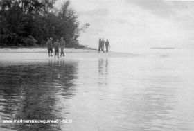 Altijd werd er langs het strand patrouille gelopen..jpg