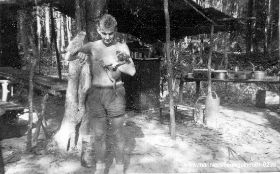 HenkBusse in de kombuis met zijn dieren, Jacob de Loeri en Wolfje het hondje..jpg