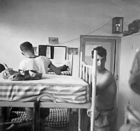 Koos Beelen op de slaapzaal.carol/koosmap5.jpg