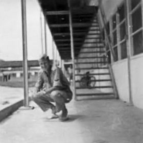 Carol gekleed om te gaan passagieren. Marinekazerne Sorido1961carolmapeig.afb.jpg