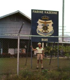 Peter(Piet)Brouwers voor het schild van de Marinekazerne. c@rol/piet,map251007.jpg