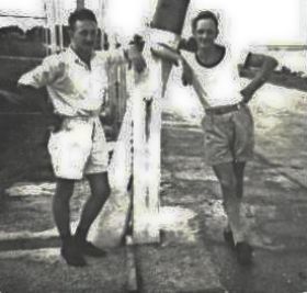 JacStins(L) en Piet Brouwers voor de slagboom.c@rol/piet,map,251007.jpg