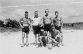 copy of nieuw guinea,1961,biak sportdag, volleybal kampioen mkz biak (3).jpg