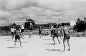 copy of nieuw guinea,1961,biak sportdag, volleybal kampioen mkz biak.jpg