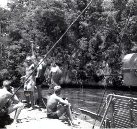 Verkenningsvaart rond eiland Batanta met L9533 en mariniers 1961.jpg