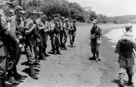 Bij het strand aangekomen. Carol/Koos.jpg