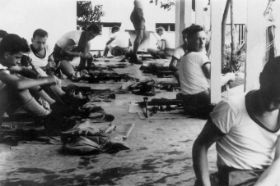 Daarna wapenonderhoud. Carol/Koos.jpg