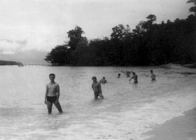 En dan verkoeling zoeken a/h strand.Carol/Koos.jpg