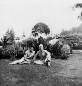 Koos kreeg klappen on zijn oog. Rechts Toon van Veghel.carol/koos.jpg