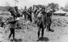 Patrouille langs een kampong.carol/koos.jpg