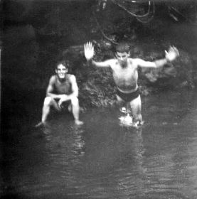 Plons !! Koos durft te duiken, en Gerard kijkt toe.carol/koos.jpg