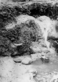 Lekker bij de waterval in de buurt. carol/koos.jpg