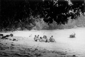 Of op het strand aan de baai. carol/koos.jpg