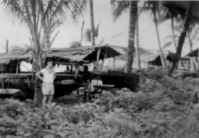 Koos heeft een dagje vrij, en bezoekt een kampong. carol/koos map5.jpg