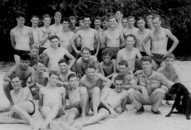 Verzamelen na de sportdag op het strand. carol/koos map5.jpg