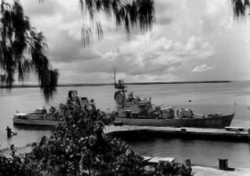 De D818 aan de steiger te Manokwari. carolmap240607.jpg