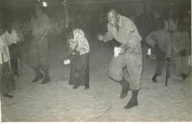op de achtergrond serg (1).hage en serg.ham.jpg