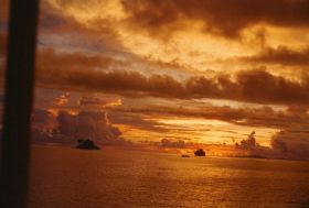 SCAN0140 a ondergaande zon Sorong.jpg