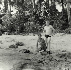 Wilgenburg en Rudi Bracke aan het karangstrand,c@rol/rudi,map,290408.jpg