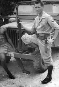 Fred Fontijn, voor de jeep met karabijn.carol_map6.jpg