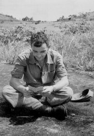 Piet Roos leest zijn post.c@rol/piet,Holl.2,jpg