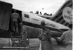 Instappen op Rendani in de Kroonduif Dakota opweg naar Biak en Hollandia 1962-1.jpg