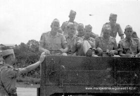 Opweg naar vliegveld Rendani voor overplaatsing naar Hollandia via Biak 1962-1.jpg