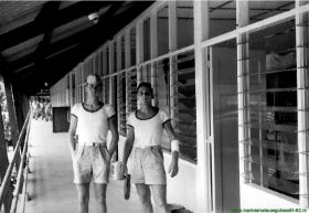 Op de ballustrade Willem LIndhout en HarryKwakkel,carol,map,181209.jpg