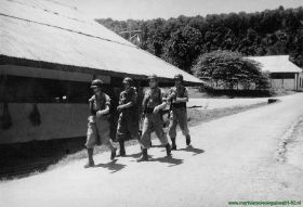 Strafexercitie in de tropenzon met linksvoor Harry Kwakkel,carol,map181209,jpg.jpg