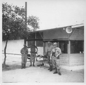 Vliegveld Boeroekoe,wachtgebouwtje 1962,c"ROL,MAP,310809,1.jpg