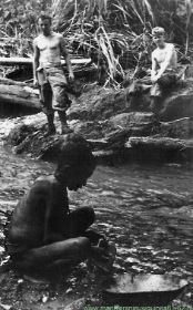 DickvdElshout bij de kali, waar afgewassen moet worden,carol,map,120709,.jpg