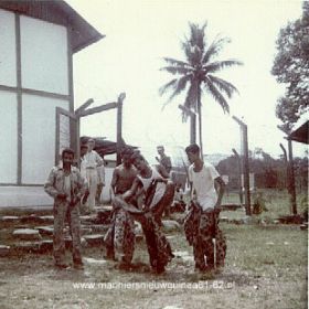 Indonesische gevangengenomen Para's van de PGT te Fak Fak mei-juli 1962.jpg