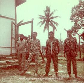 Indonesische parar,s in de Politietangsi te Fak Fak,mei-juli 1962.jpg