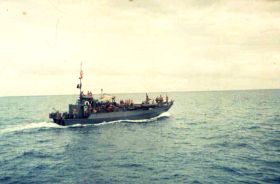 Kaimana;LCPR3 opweg van Kaimana naar Kokonao, met piratenvlag 1962.jpg