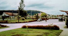 Mokmer, met verkeerstoren op de achtergrond rechts KLM hotel 't Rif.jpg